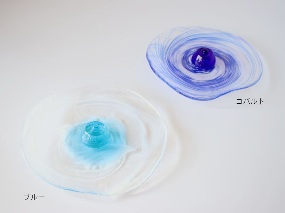 深い青色ガラスの魚型の灰皿 兼 花瓶 ※蚊取り線香置き 小物入れetcにも 深い青色ガラスの魚型の灰皿 兼 花瓶 ※蚊取り線香置き 小物入れetcにも