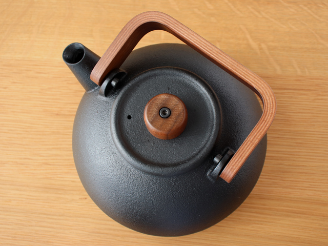 【Wallace】オーバルのティーセンター ティー / ポットスタンド 22cm 鋳心ノ工房 ティケトルS （ウォルナット／ホワイトオーク） : 雑貨のお
