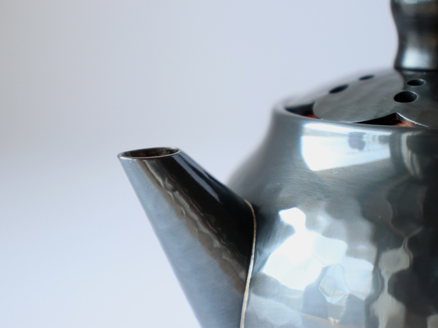 新光金属 新光堂 透かし彫り 鎚目（つちめ）急須 黒銅仕上げ : 雑貨の