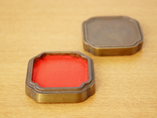 NANIGASHI 真鍮鋳物の『朱肉入れ』 金ムラ 四角 : 雑貨のお店セレクト