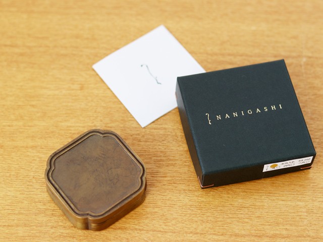 NANIGASHI 真鍮鋳物の『朱肉入れ』 金ムラ 四角 : 雑貨のお店セレクト