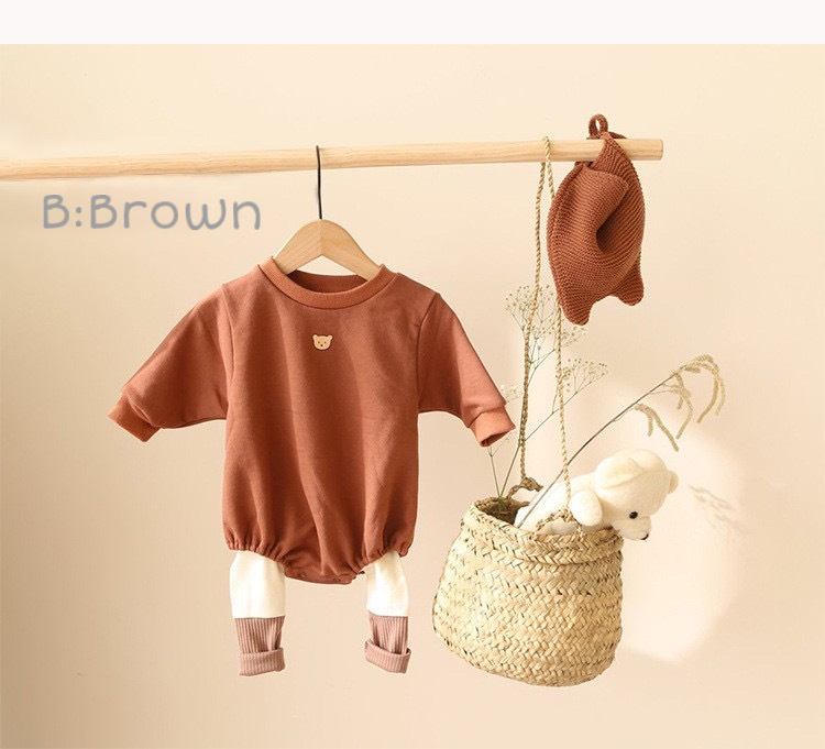 はやりのくすみカラーロンパース