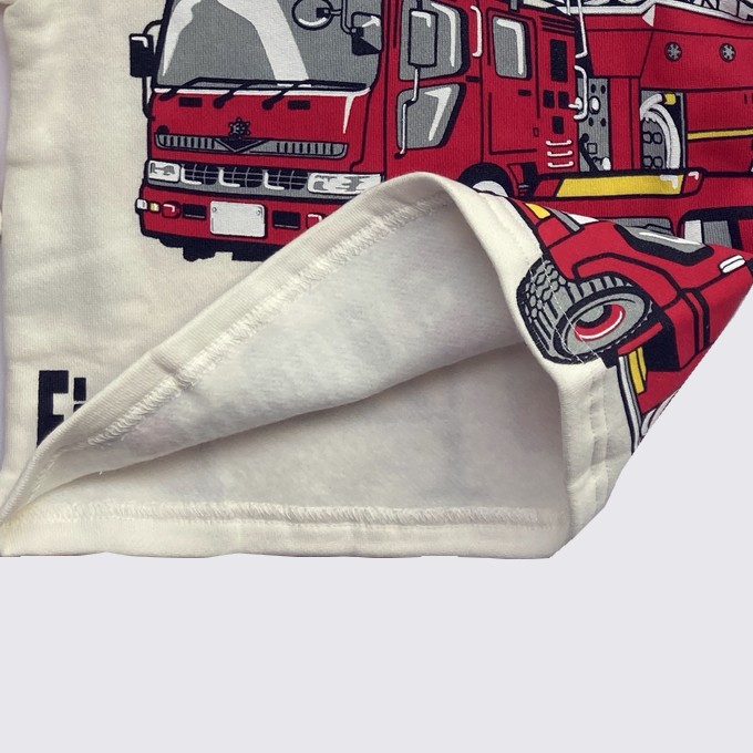 大きなプリントがインパクト大の冬服