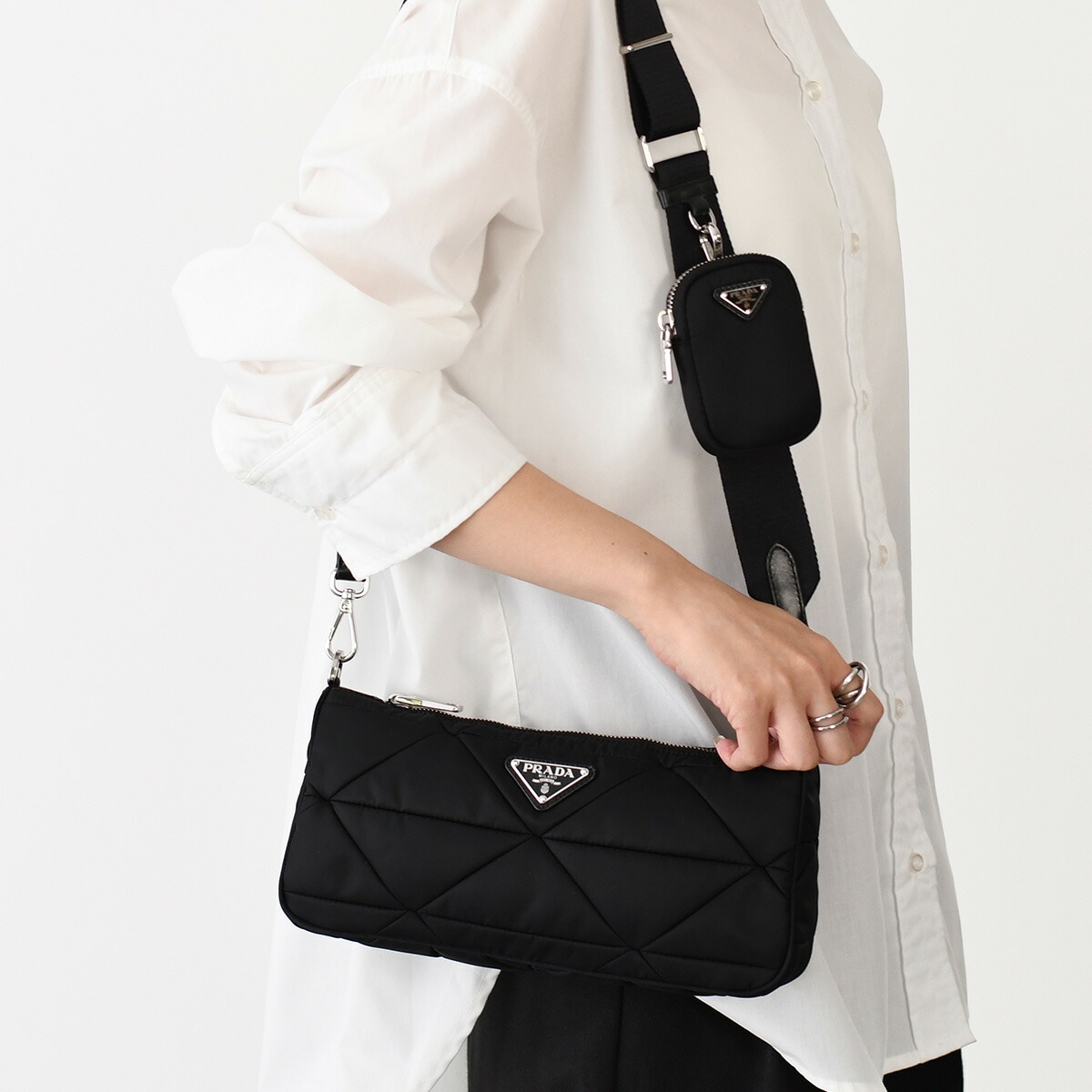 PRADA お洒落 洗練 ロゴ 扇子 レザーストラップ バッグチャーム PRADA お洒落 洗練 ロゴ 扇子 レザーストラップ バッグチャーム