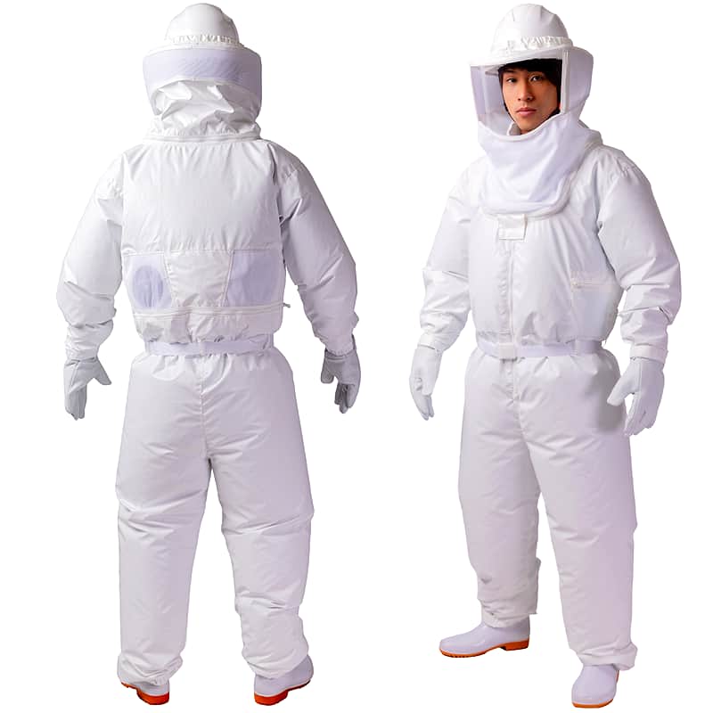 蜂防護服ラプターLITE V-600を着用した男性モデルの前後写真。背中にはファン取り付け口とハードメッシュが見える。