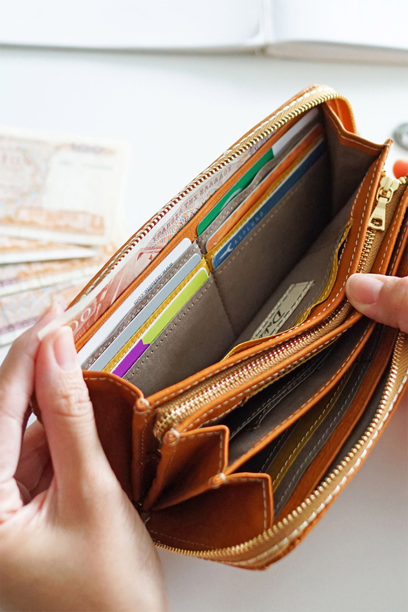 Dakota（ダコタ） 3年保証＋プレゼント付 イデーア 小銭入れ付き長財布