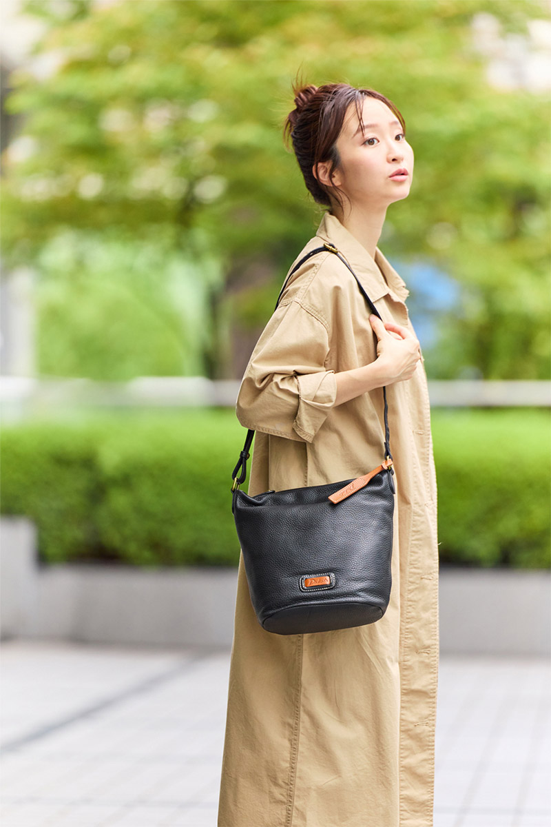 Dakota（ダコタ） 3年保証＋プレゼント付 キャパ ショルダーバッグ