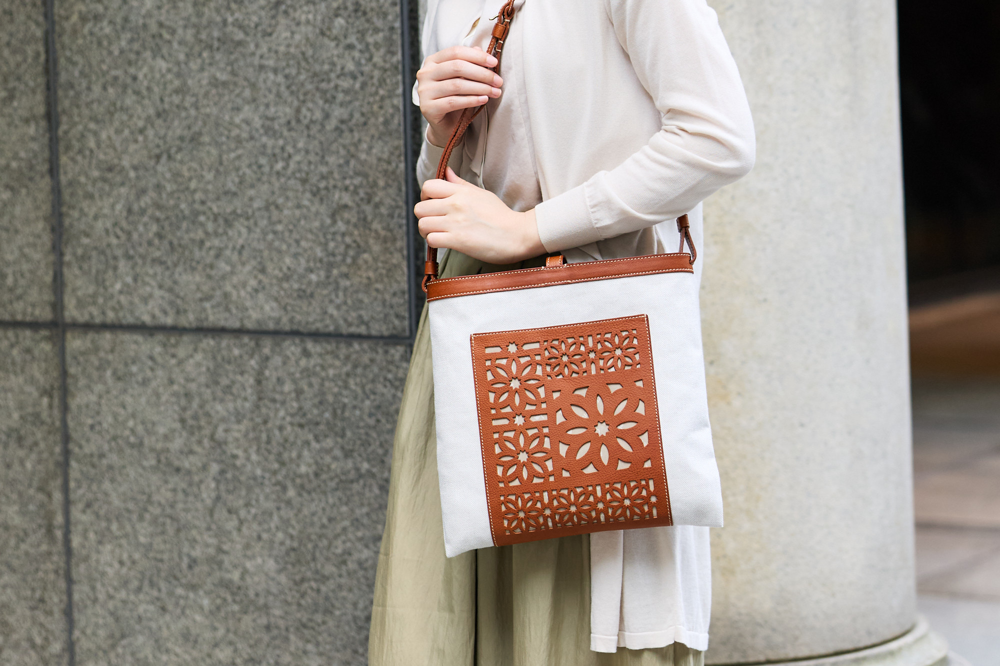 ゲンテン 3年保証＋ケアセット付 genten ゲンテン Tapestry cutwork タペストリーカットワーク ショルダーバッグ 44976の画像