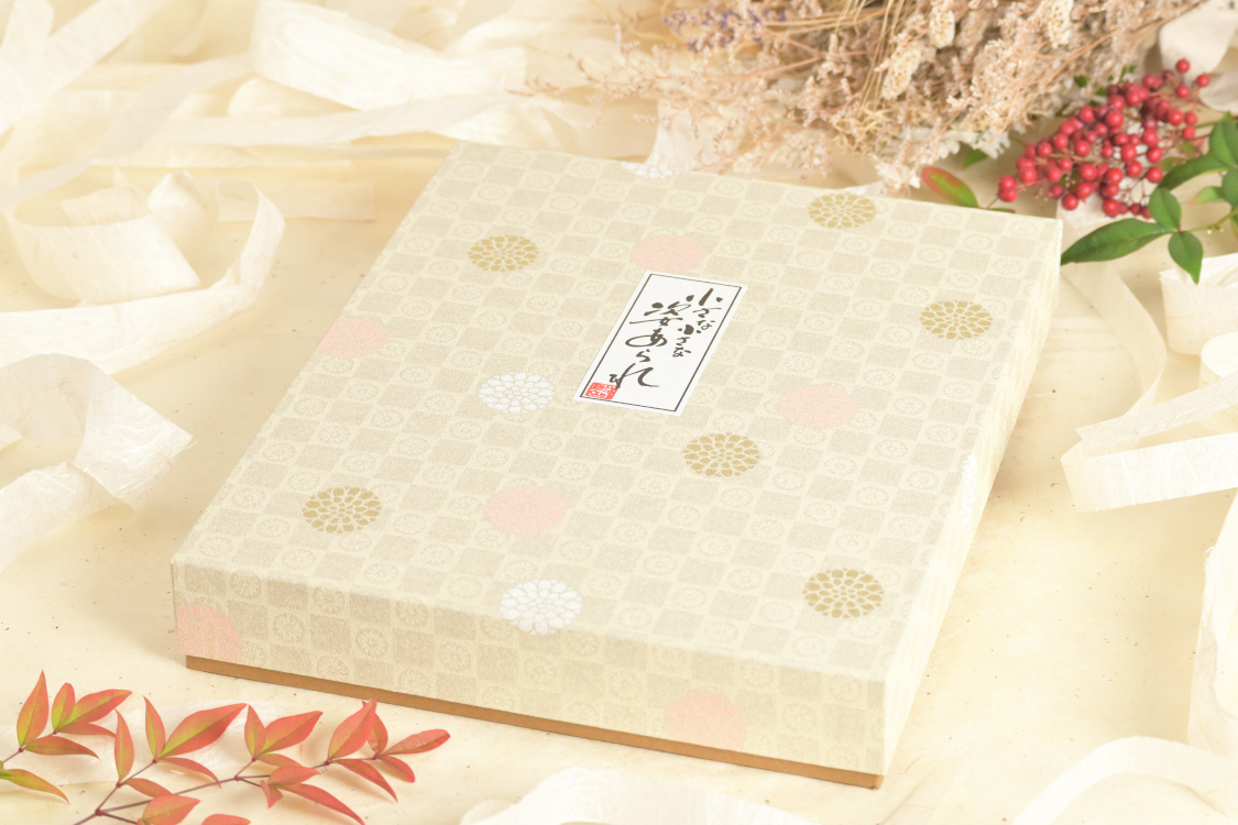 落ち着きある和のテイストながらかわいらしい彩のパッケージ