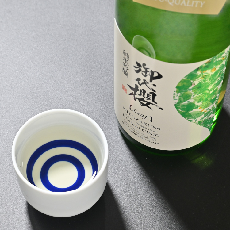 利き猪口に注がれ、ほんのり淡黄色な様子が分かる