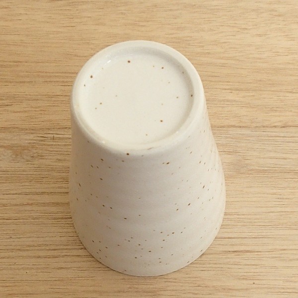 唐津焼　白と黒の陶器カップ2個セット 3a300-23-34d.jpg