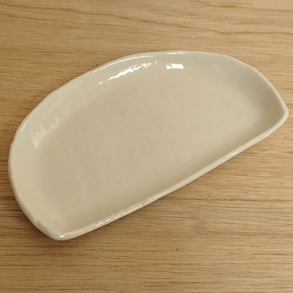 送料込　美濃焼　名月　四つ足皿 皿 半月焼物皿 粉引 21.5cm おしゃれ 和食器 業務用 美濃焼