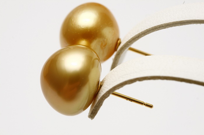 人気沸騰】 南洋白蝶真珠パールピアス 13mm ナチュラルゴールドカラー