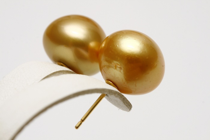 人気沸騰】 南洋白蝶真珠パールピアス 13mm ナチュラルゴールドカラー