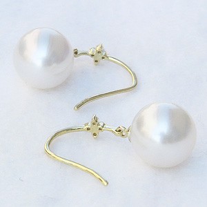南洋白蝶真珠:10mm:パール:ピアス:K18:18金:ゴールド:ホワイト色真珠:セミラウンド形:アメリカンフック式:揺れるブラタイプ