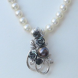 パール:ブローチ:ペンダントブローチ:真珠:ブラックパール:タヒチ黒蝶真珠:グリーン系:直径10mm:黒蝶貝:薔薇:花:葉:植物:SV:シルバー