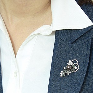 パール:ブローチ:ペンダントブローチ:真珠:ブラックパール:タヒチ黒蝶真珠:グリーン系:直径10mm:黒蝶貝:薔薇:花:葉:植物:SV:シルバー