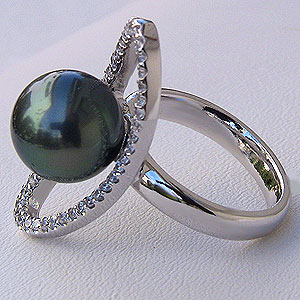 パール:タヒチ黒蝶真珠:グリーン系:11mm:ラウンド形::PT900:プラチナ:リング:ダイヤモンド0.32ct