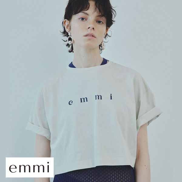 エミ emmi emmi atelier emmi PlaXTM emmiロゴクロップドTシャツ