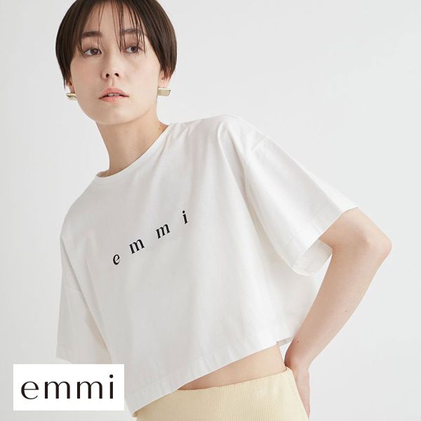 エミ emmi emmi atelier emmi PlaXTM emmiロゴクロップドTシャツ