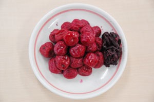 きれいな赤に染まってとてもおいしい梅干です。