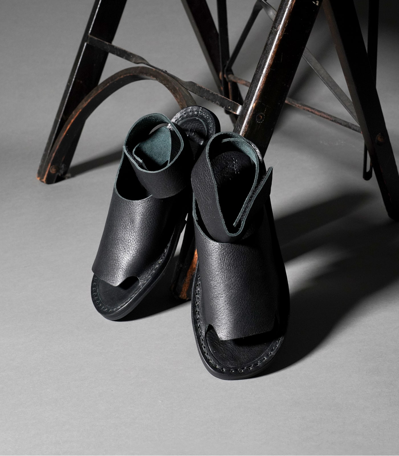 【日本未展開＊送料負担】Santorini サントリーニ サンダル Noir クールなスタッズ /Noir】HERMES サンダル サントリーニ (HERMES