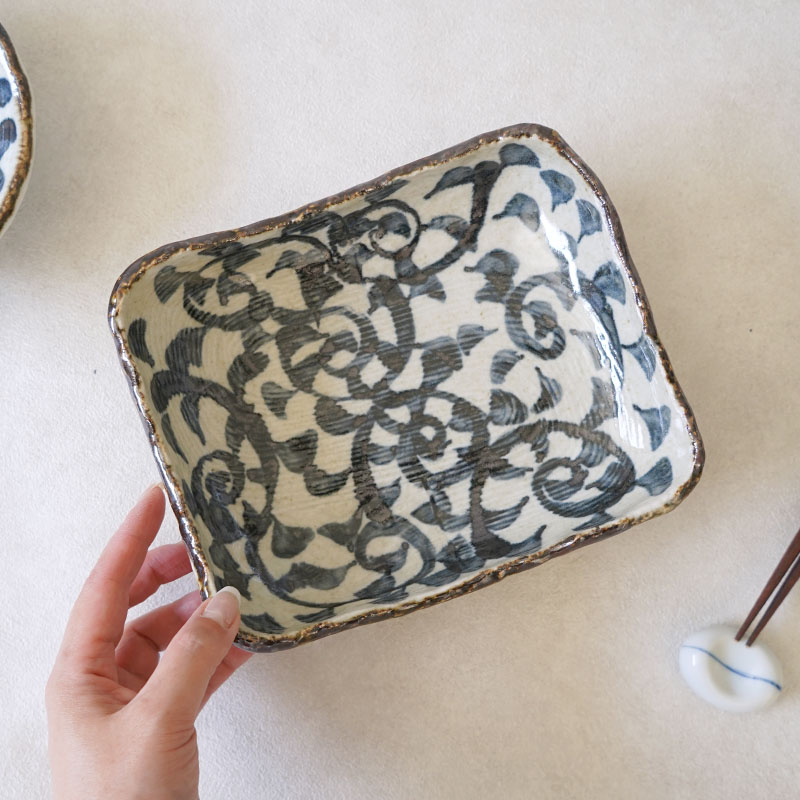 角鉢 20cm 手書き染付タコ唐草 陶器　鉢 お皿 皿 食器 和食器 おしゃれ 角皿 和柄 中鉢 取り鉢 煮物鉢 サラダボウル 盛り皿 前菜皿 主菜皿 おかず鉢 副菜鉢 来客食器