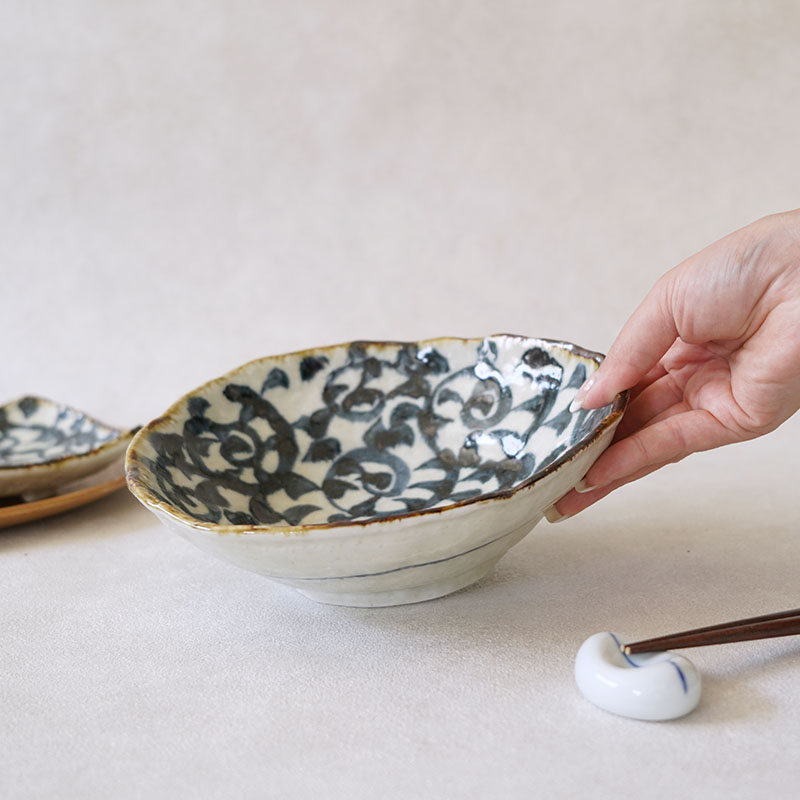 多用鉢 19.5cm 手書き染付タコ唐草 陶器　和柄 おしゃれ 伝統模様 和食器 ボウル 鉢 お皿 皿 食器 中鉢 取り鉢 取り皿 煮物鉢 サラダボウル 麺鉢 丼ぶり どんぶり マルチボウル おもてなし食器 業務用食器