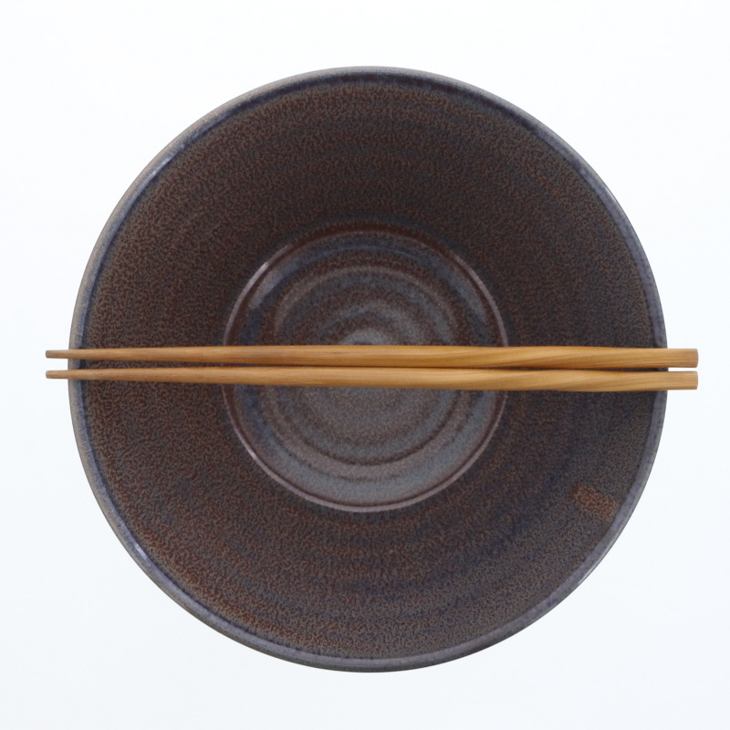 6.8ラーメンどんぶり 21.5cm 紫煌 しのぎ型 箸と並べたサイズ感