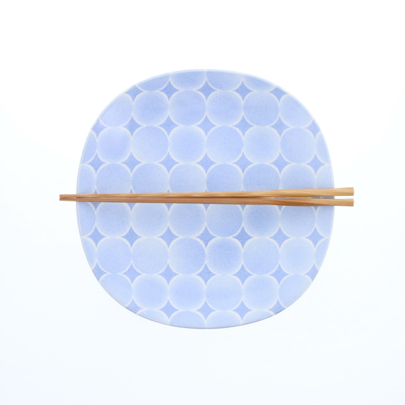 プレート 20.3cm アクア・セル 丸角型 箸と並べたサイズ感
