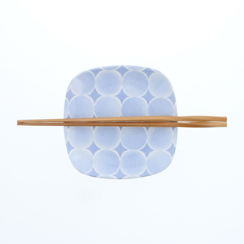 プレート 12.5cm アクア・セル 丸角型 箸と並べたサイズ感