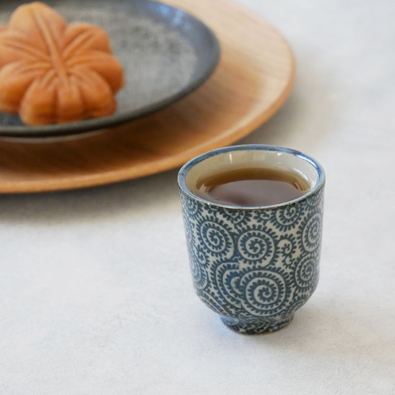 ぐい呑 大 90cc 染付タコ唐草 お猪口