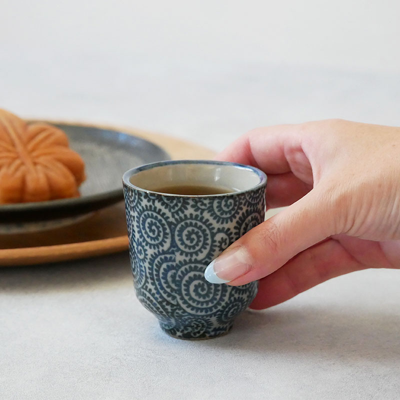 ぐい呑 大 90cc 染付タコ唐草 お猪口