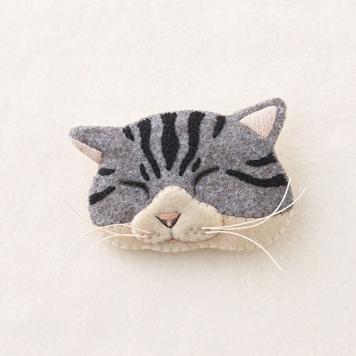 フェルトと刺繍でつくる 猫のブローチ キット シロサバ NSB-2 | フェルトキット 刺繍キット ねこ 白サバ  :0538290:手芸材料の通販シュゲールYahoo!店 - 通販 - Yahoo!ショッピング