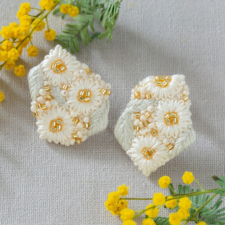 K.omonoさんの刺繍アクセサリーキット kakera イヤリング white | 刺繍