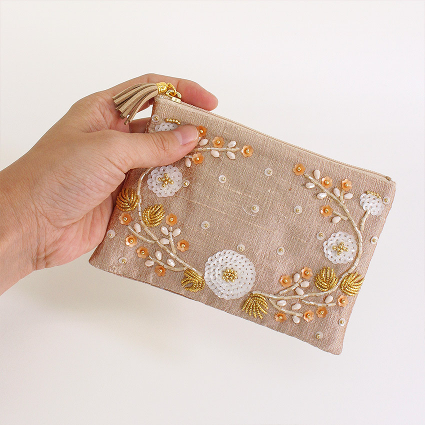 煌めくビーズのインド刺しゅう小物キット シャンパンベージュのデイジーファスナーポーチ ビーズ 刺繍 キット 手芸材料の通販シュゲールyahoo 店 通販 Yahoo ショッピング