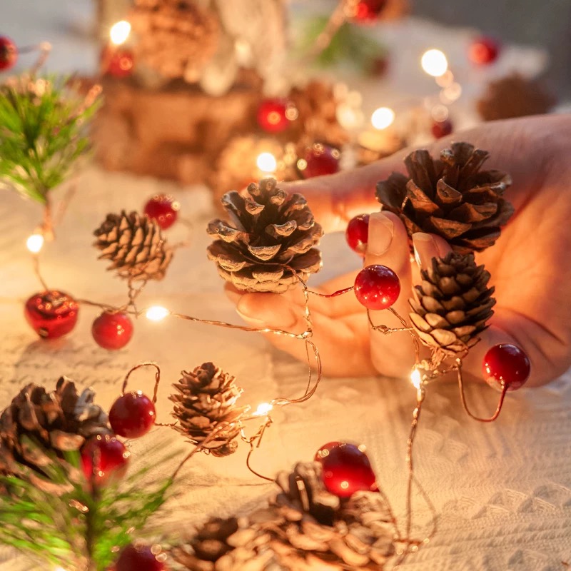 松ぼっくり イルミネーションライト LED20灯 2m 電池式 クリスマス 飾り 本物松ぼっくり 赤い実 タイプA/B 冬装飾 ガーランドライト A243A244 |  | 01