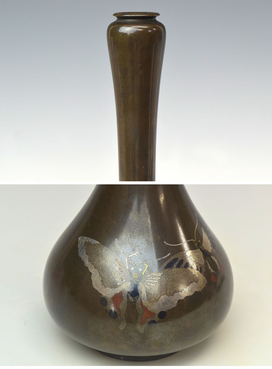 直売在庫明治時代　古銅金銀胴蝶象嵌鶴首花瓶　高さ２４， ５ｃｍ　重量５７８ｇ　本物保証　Ｔ１７５１ 花器