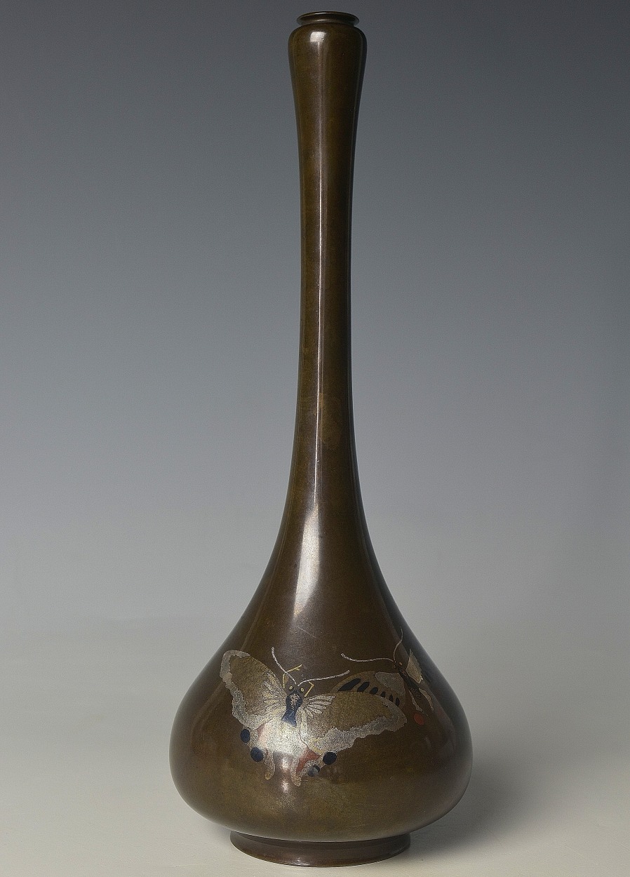 買取明治時代　古銅金銀胴蝶象嵌鶴首花瓶　高さ２４， ５ｃｍ　重量５７８ｇ　本物保証　Ｔ１７５１ 花器
