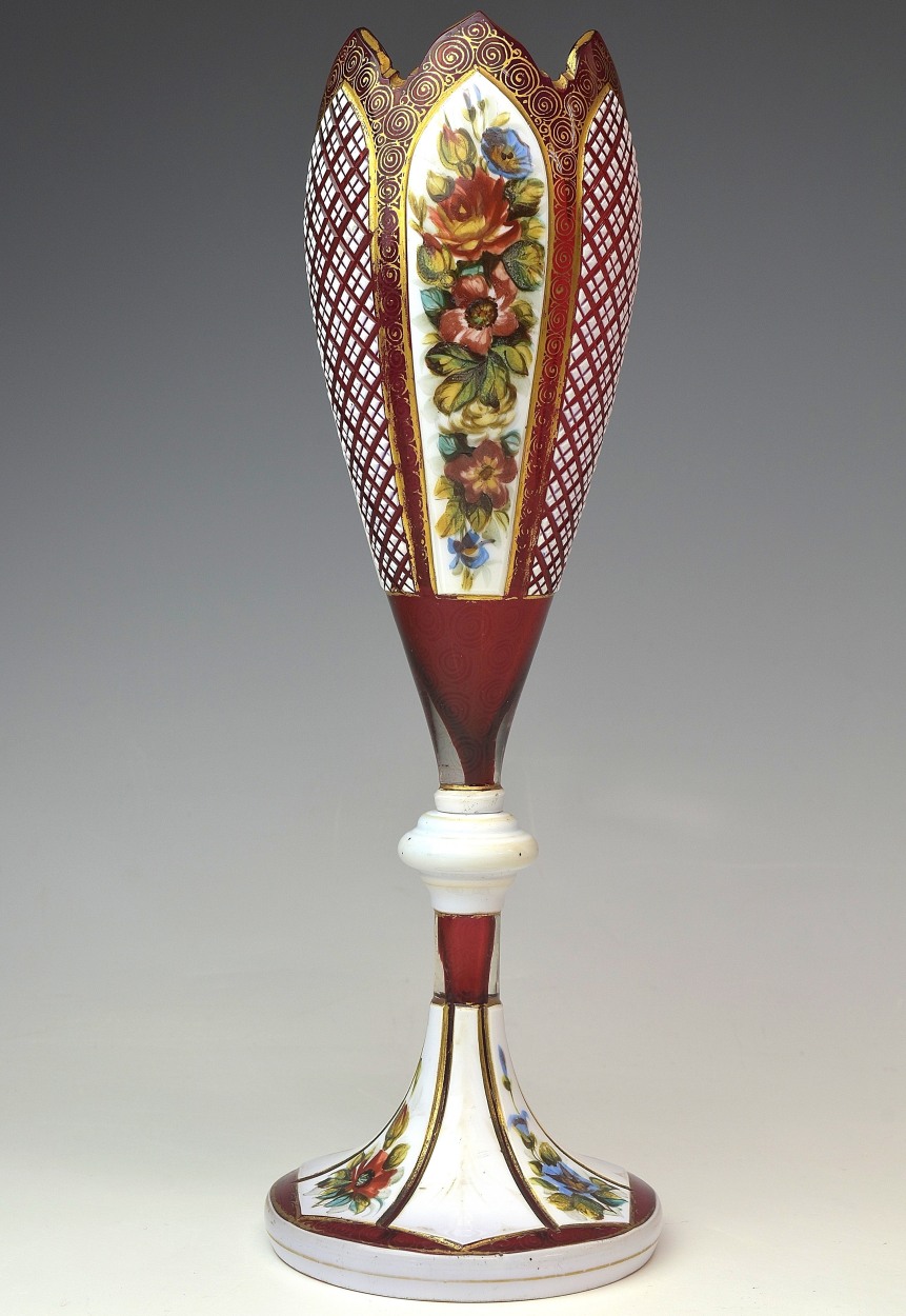 売り直営西洋美術　19世紀　ボヘミアンガラス　細密カット花図金彩花瓶　高さ２６ｃｍ　本物保証　Ｚ１７２１ 工芸ガラス