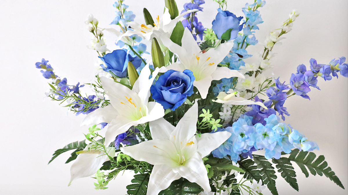 フラワーアレンジメント　造花　ファルファデ 造花 アレンジ デルフィニウムとカサブランカの豪華なアレンジ シルク
