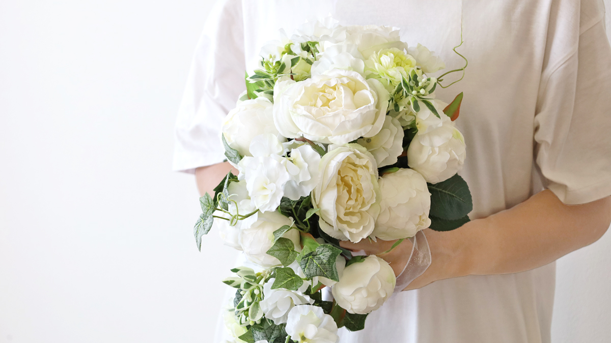 造花 ホワイトローズとスイートピーのキャスケードブーケアレンジ