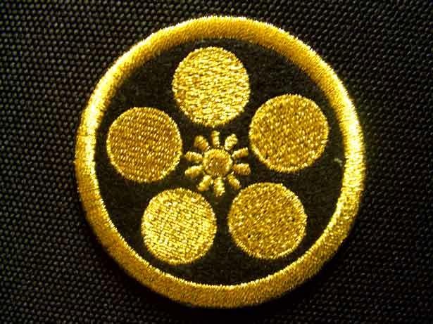 家紋ワッペン「丸に梅鉢」アイロン接着和柄紋章花刺繍オーダー :m-umebati:刺繍家族 通販 