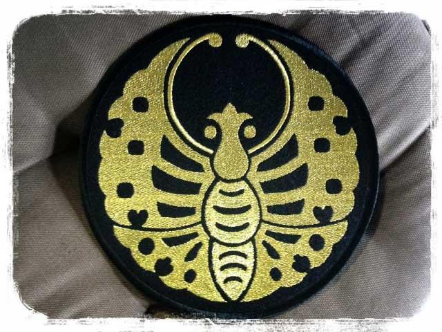 〘新品〙黒ゴールド色柄１点 パッチワーク刺繍入り円筒形クッション全長78cm yoroityo.jpg