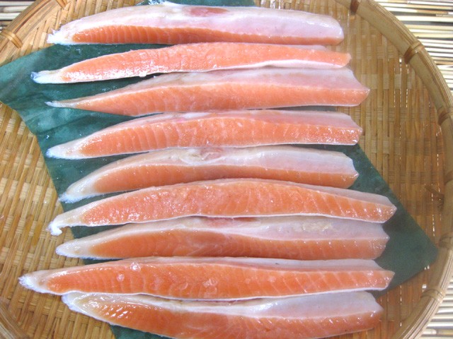 SALE／97%OFF】 銀鮭 甘塩 ハラス 1kg 袋入り 無添加の鮭 鮭、サーモン