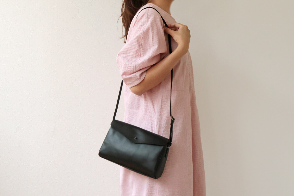 Encachette アンキャシェット レザーポーチショルダー L バッグ