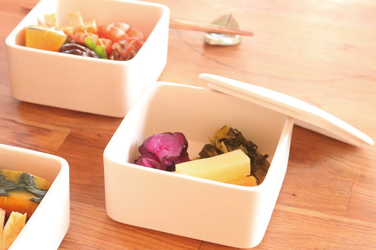 角有伊の蓋付き朱色小鉢 箱付き かもしか道具店 しかくいふたもの