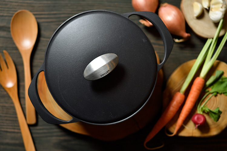 ユニロイ　キャセロール浅型24cm　ブラック 鋳物ホーロー鍋｜キャセロール浅型24cm （全6色）｜UNILLOY公式