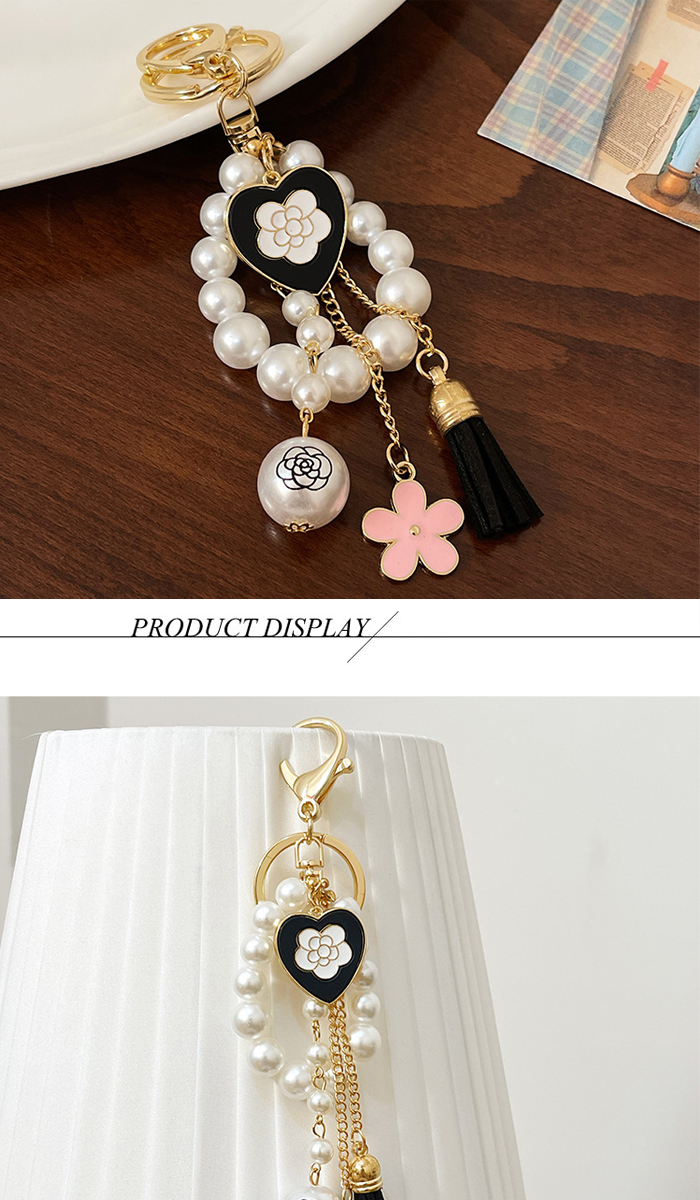 女性に人気なパール付きバッグチャーム