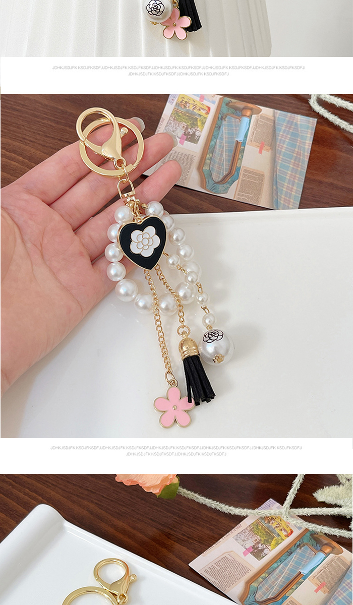 女性に人気なパール付きバッグチャーム